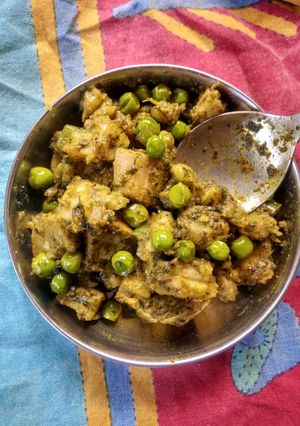कच्चे केले ओर मटर की सब्जी रेसिपी मुख्य फोटो