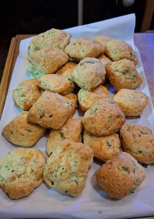 Una foto de Scones de queso y cebolla de verdeo