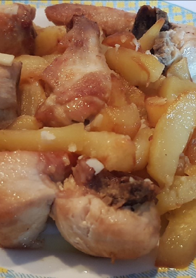 Una foto de Pollo con patatas al ajo cabañil