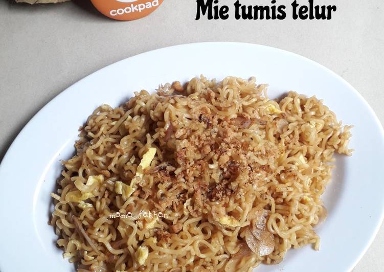 Bagaimana Membuat Mie tumis telur yang Lezat