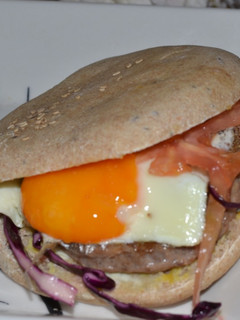 Una foto de Sándwich de hamburguesa en Pan pita con masa madre y semillas