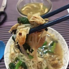 A picture of Mee Suah In Chicken With Ginger And Oyster Mushrooms Soup.