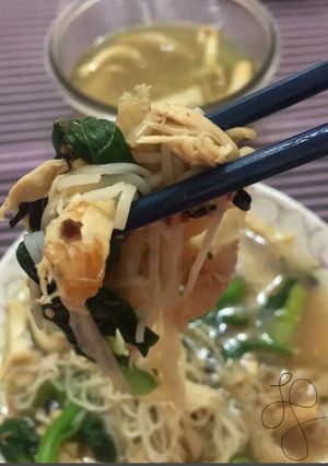 A picture of Mee Suah In Chicken With Ginger And Oyster Mushrooms Soup.