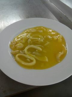 Una foto de Anillas de calamar con salsa de zanahoria
