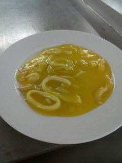 Una foto de Anillas de calamar con salsa de zanahoria