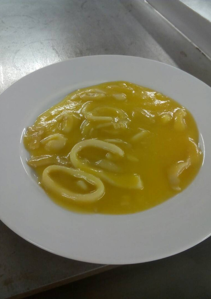 Una foto de Anillas de calamar con salsa de zanahoria