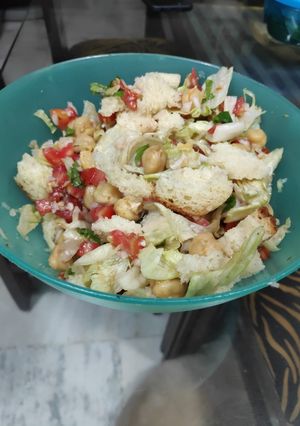 A picture of Chickpeas salad.
