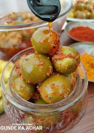 कैरी गुंदे का अचार (Keri gunde ka achar recipe in Hindi) रेसिपी मुख्य फोटो