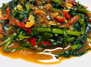 Foto resep Tumis Kangkung Saus Tiram ala Resto (tips biar warnanya hijau)