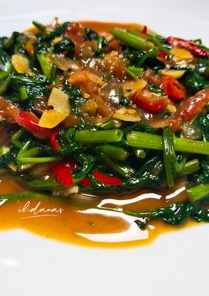 A picture of Stir-Fried Water Spinach with Oyster Sauce (Tips for Keeping It Green).