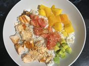 Una foto de arroz mango bowl