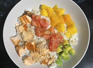 Una foto de Poké bowl de salmón y mango