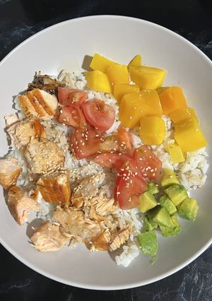 Una foto de Poké bowl de salmón y mango
