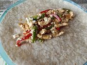 Una foto de fajitas de pollo con comino