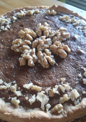 Una foto de Tarta húmeda de dulce de leche y nuez