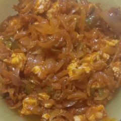 A picture of Cheese onion capsicum vesitables.