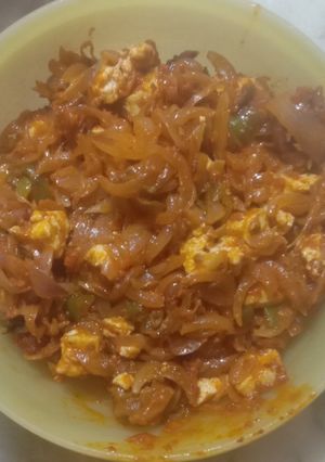A picture of Cheese onion capsicum vesitables.