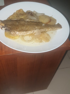 Una foto de Platusa al horno con patatas panaderas