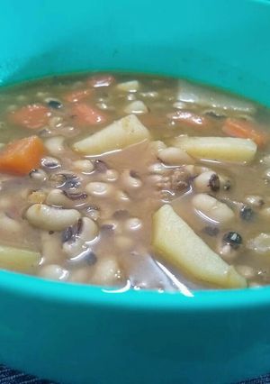 Una foto de Menestrone de Frijol (pico negro)