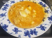 Una foto de sopa de marisco congelado