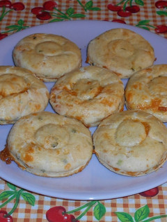 Una foto de Bisquets de queso y cebollín