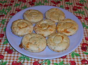 Una foto de Bisquets de queso y cebollín