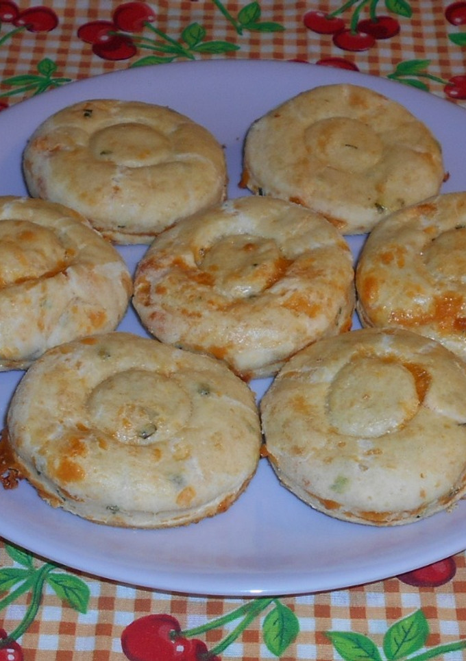 Una foto de Bisquets de queso y cebollín