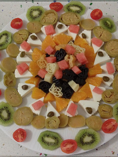 Una foto de Ensalada de pasta y frutas