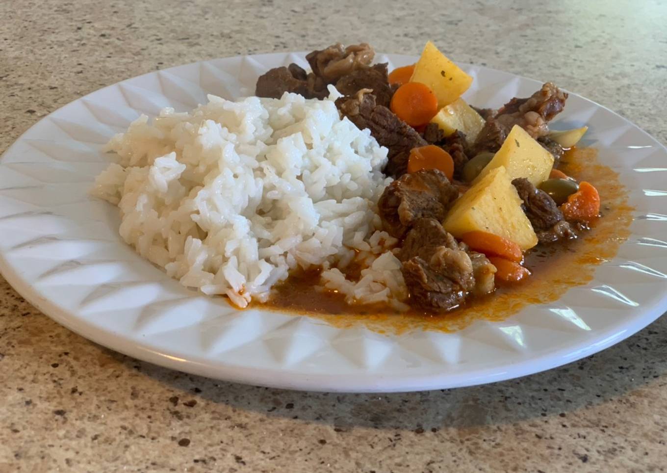 Carne guisada estilo puertorriqueño