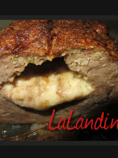 Una foto de Rollo de carne picada rellena de queso