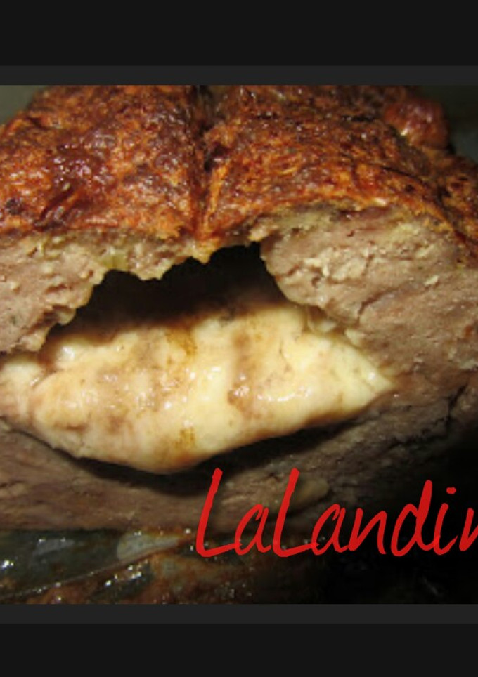 Una foto de Rollo de carne picada rellena de queso
