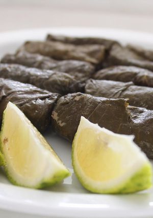 Una foto de Hojas de parra rellenas -Waraq 'enab