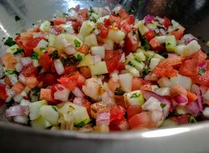 Una foto de MEZCLA De Pepino🥒y Sour Cream con Comino...!😋