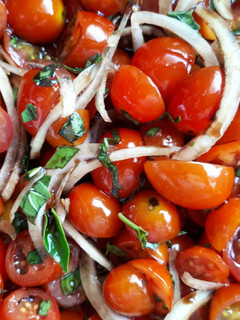 Una foto de Ensalada de tomates cherry