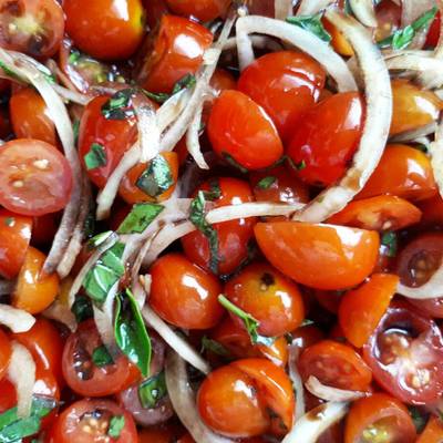 Ensalada de tomates cherry Receta de Rossy  Cookpad
