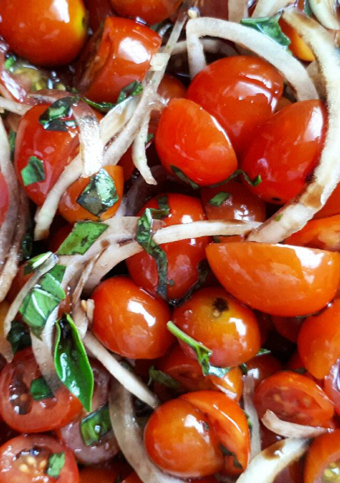 Una foto de Ensalada de tomates cherry