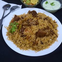 مزیدار سپائسی بیف یخنی پلاو، رائتہ، کچومر سلاد A picture of مزیدار سپائسی بیف یخنی پلاو، رائتہ، کچومر سلاد.