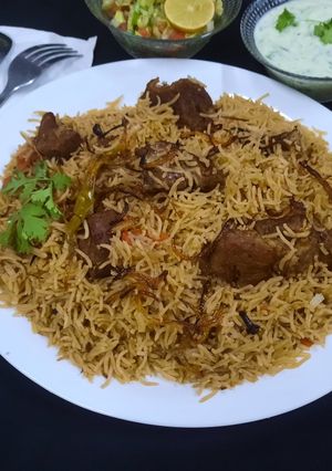 A picture of مزیدار سپائسی بیف یخنی پلاو، رائتہ، کچومر سلاد.