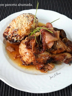Una foto de Pollo al horno con bacon, y patatas gratinadas