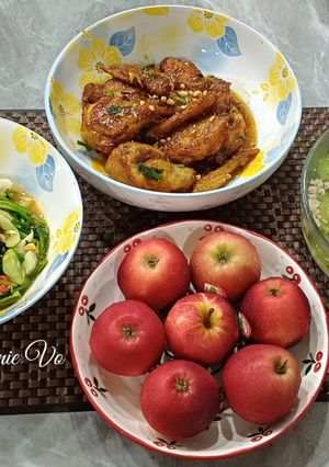 Hình của món Cơm nhà có món cánh gà rim.