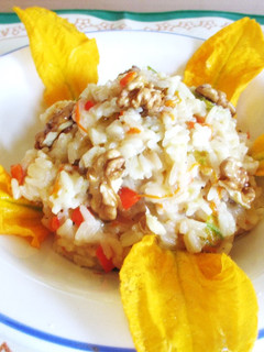 Una foto de Risotto con flores de calabacín