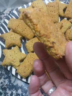 Una foto de Galletitas de zanahoria, harina de garbanzo y avena!! Probando
