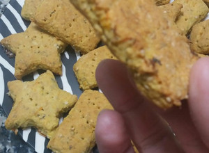 Una foto de Galletitas de zanahoria, harina de garbanzo y avena!! Probando