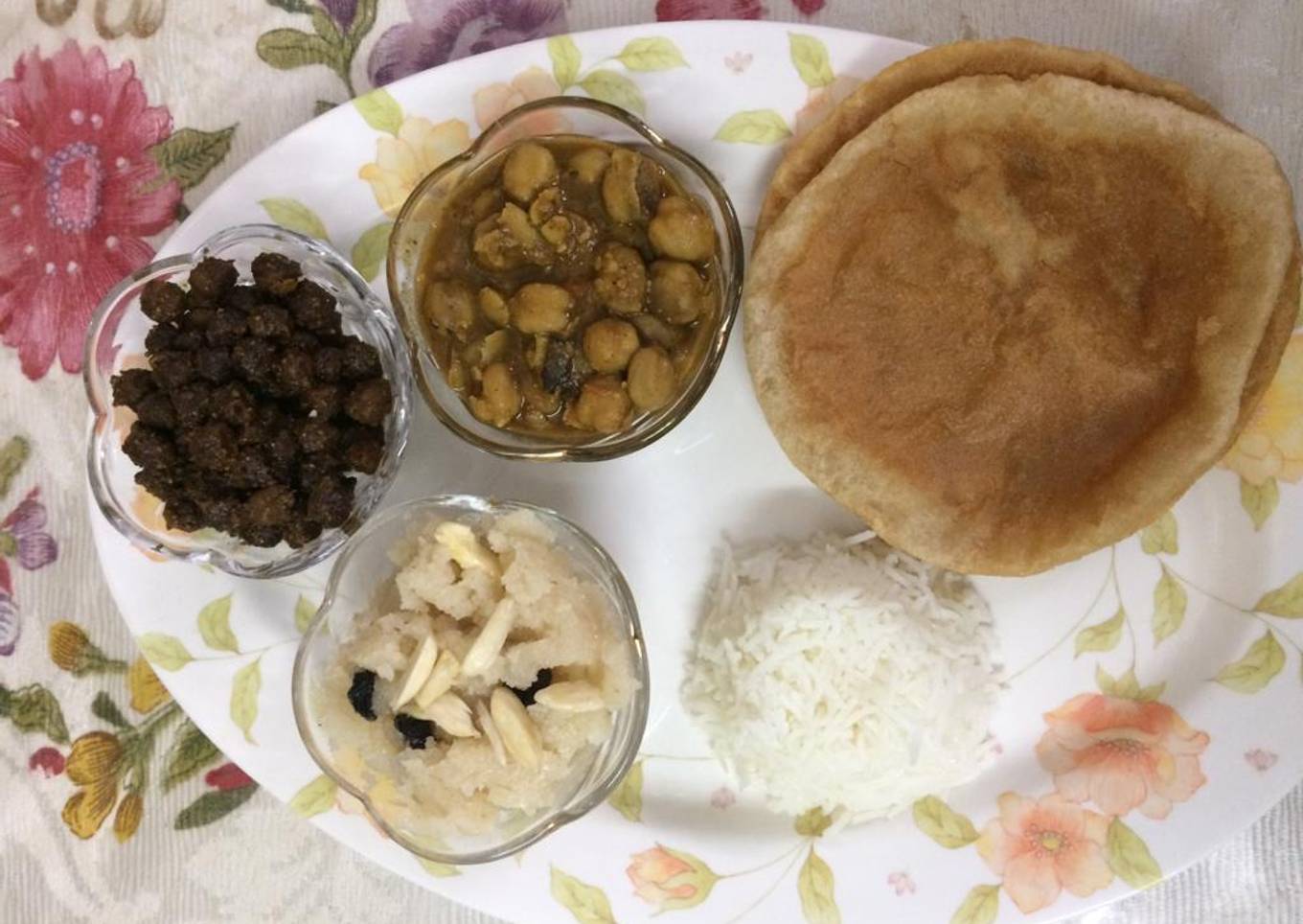 Puri, sooji halwa, white and black chana with rice