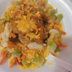 Una foto de Atún y camarones en salsa ranchera y vegetales