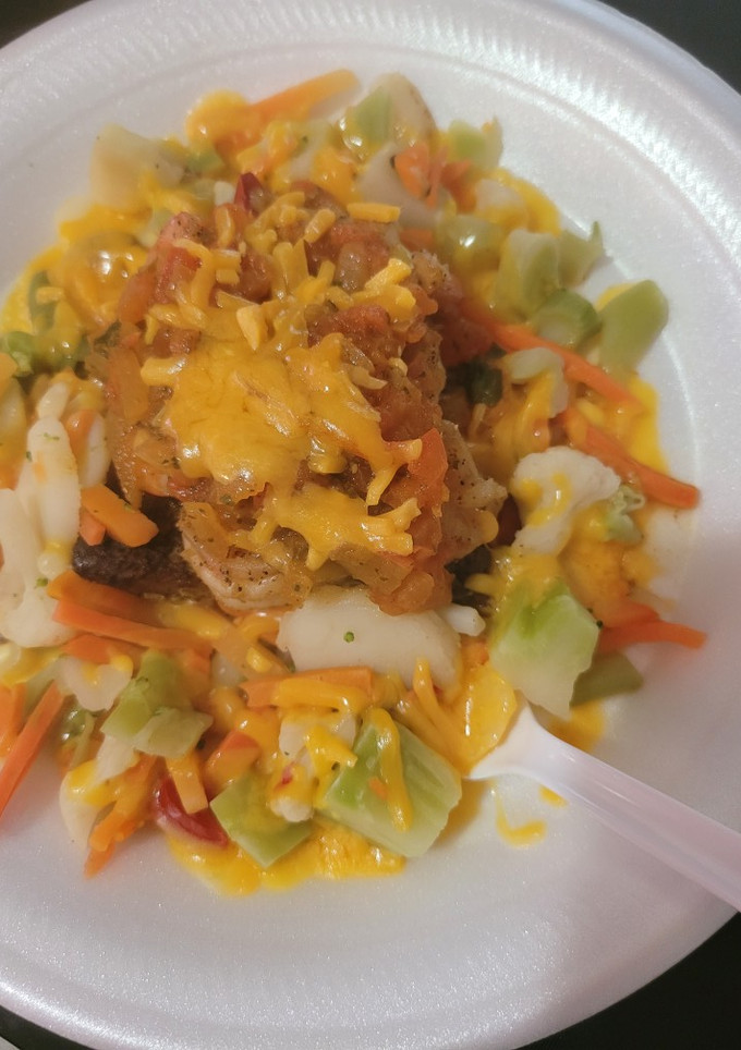 Una foto de Atún y camarones en salsa ranchera y vegetales