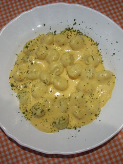 Una foto de Ñoquis con salsa de queso (Gnocchi)