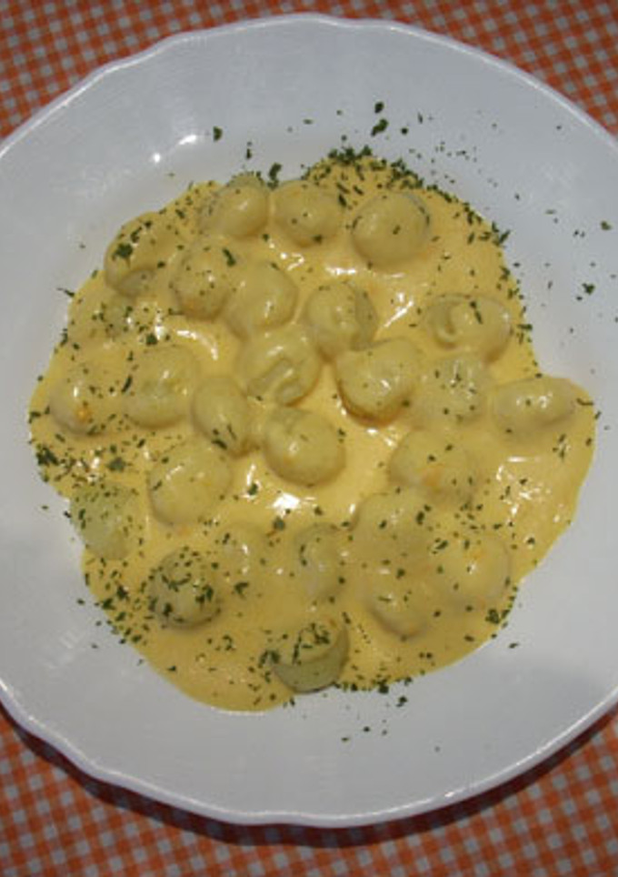 Una foto de Ñoquis con salsa de queso (Gnocchi)