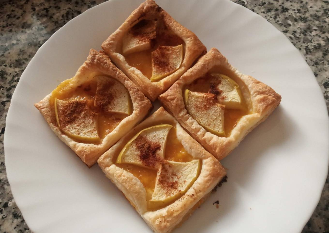 Hojaldres de mermelada y manzanas con canela