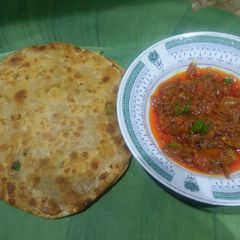 A picture of Timatar ki chutney with alo ka paratha.
